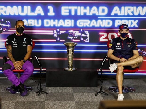 Titel-Bild zur News: Lewis Hamilton und Max Verstappen in der Pressekonferenz vor dem finalen Formel-1-Rennen der Saison 2021 in Abu Dhabi