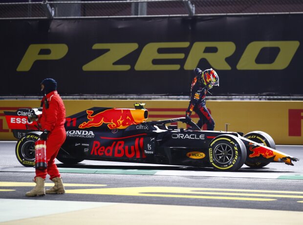Titel-Bild zur News: Sergio Perez steigt nach seinem Unfall in Saudi-Arabien aus seinem Red Bull
