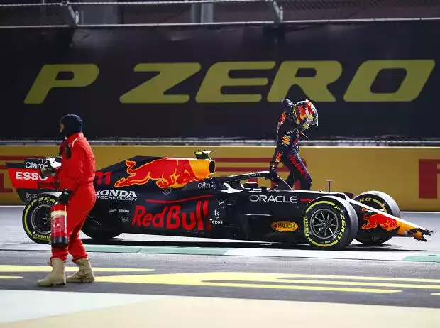 Sergio Perez steigt nach seinem Unfall in Saudi-Arabien aus seinem Red Bull Titel-Bild zur News: Sergio Perez steigt nach seinem Unfall in Saudi-Arabien aus seinem Red Bull