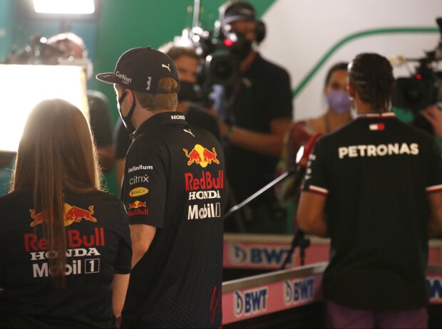 Titel-Bild zur News: Max Verstappen und Lewis Hamilton geben TV-Interviews vor dem Grand Prix von Abu Dhabi 2021