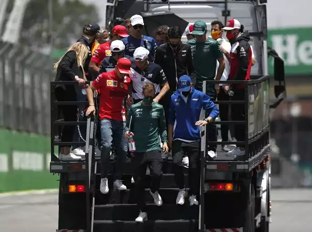 Fahrerparade auf LKW Titel-Bild zur News: Fahrerparade auf LKW