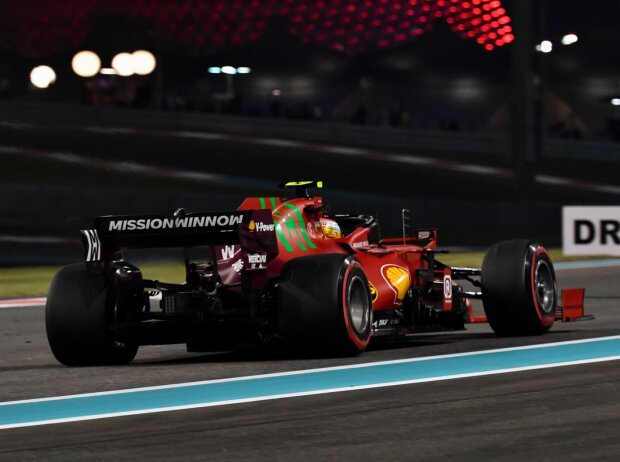 Titel-Bild zur News: Carlos Sainz (Ferrari SF21) im Training zum Formel-1-Rennen in Abu Dhabi 2021