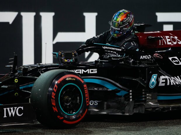 Titel-Bild zur News: Lewis Hamilton nach dem Formel-1-Qualifying in Abu Dhabi 2021 in seinem Mercedes W12