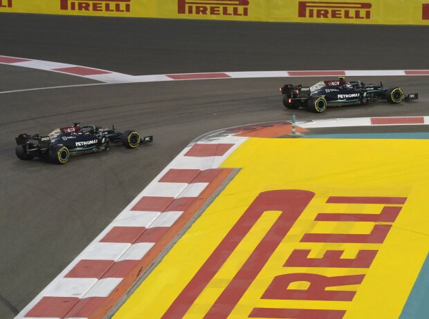 Titel-Bild zur News: Valtteri Bottas vor Lewis Hamilton (Mercedes W12) während des Formel-1-Events von Abu Dhabi 2021