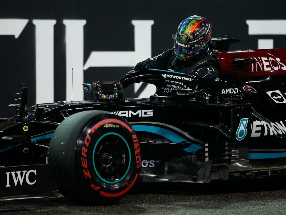 Lewis Hamilton nach dem Formel-1-Qualifying in Abu Dhabi 2021 in seinem Mercedes W12