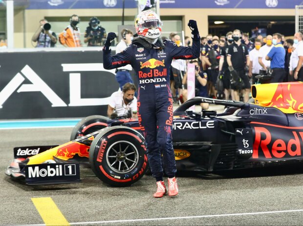 Titel-Bild zur News: Max Verstappen (Red Bull) feiert seine Poleposition zum Formel-1-Rennen in Abu Dhabi 2021