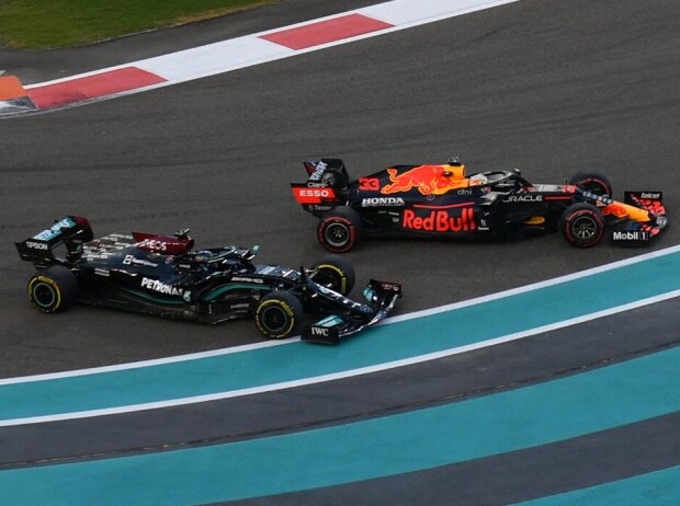 Titel-Bild zur News: Duell zwischen Lewis Hamilton und Max Verstappen beim Formel-1-Finale 2021 in Abu Dhabi in Runde 1