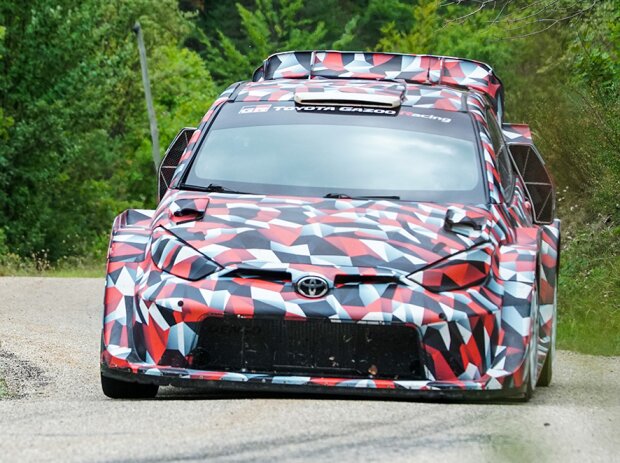 Titel-Bild zur News: Rally1-Auto von Toyota bei Testfahrten