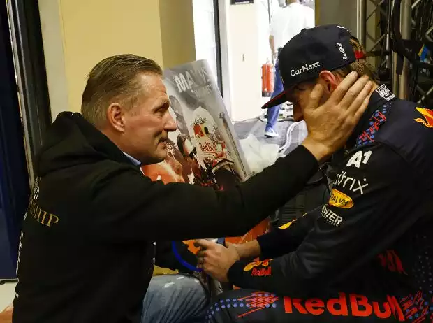 Titel-Bild zur News: Jos Verstappen mit seinem Sohn Max Verstappen nach dessen WM-Titelgewinn im Finale der Formel 1 2021 in Abu Dhabi