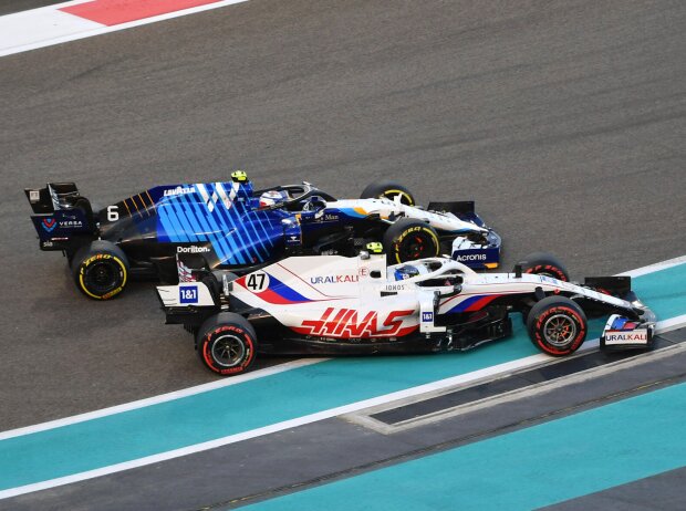 Titel-Bild zur News: Mick Schumacher (Haas) und Nicholas Latifi (Williams) kämpfen während des Formel-1-Rennens von Abu Dhabi 2021