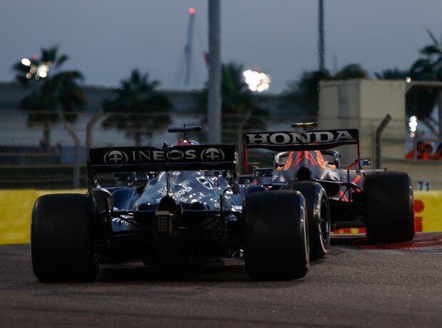 Max Verstappen (Red Bull) vor Lewis Hamilton (Mercedes) beim Formel-1-Rennen in Abu Dhabi 2021