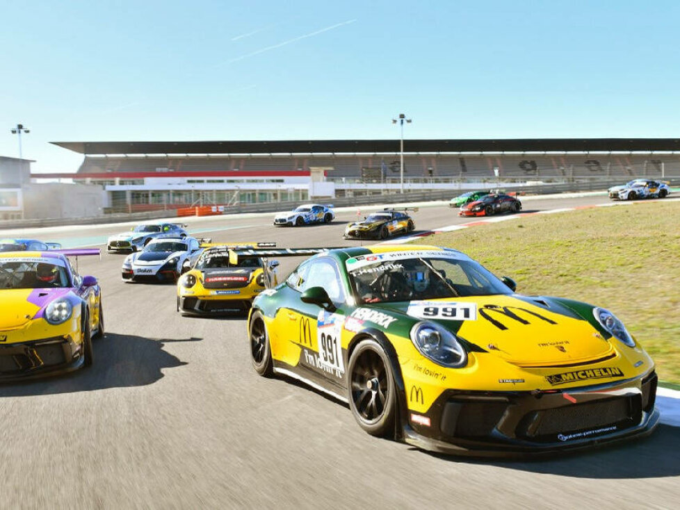 Autos der GT Winter Series auf der Rennstrecke von Portimao