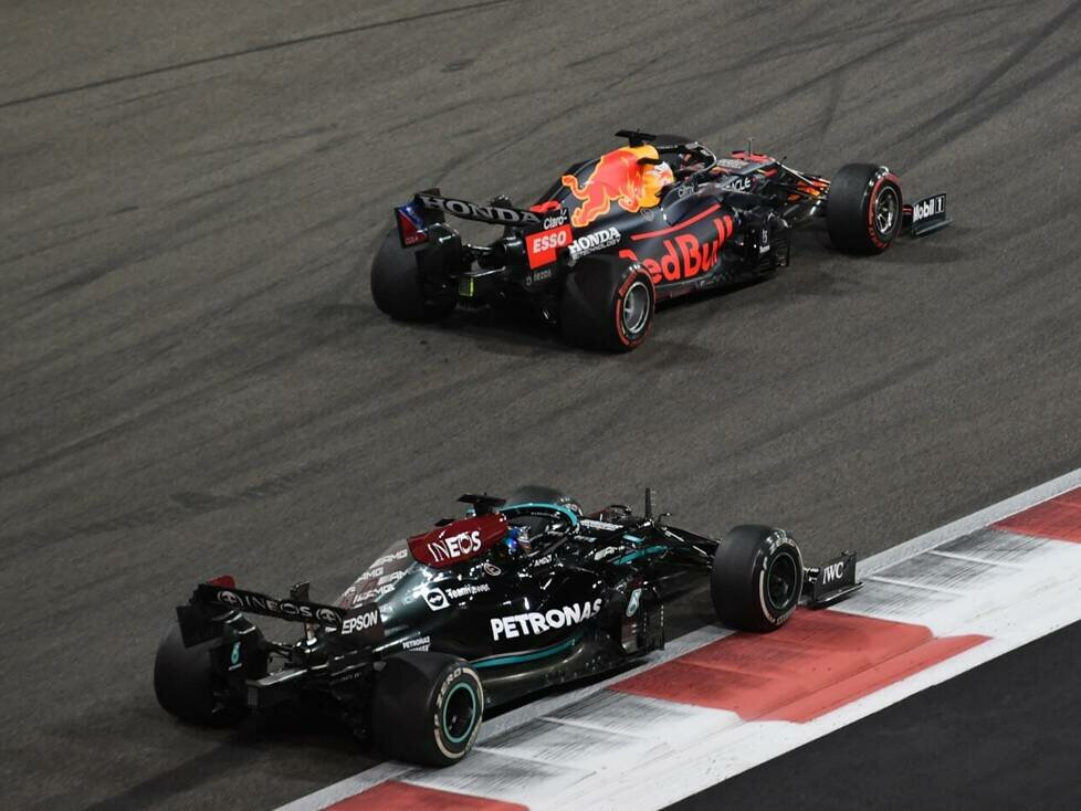 Max Verstappen und Lewis Hamilton im Zweikampf beim Formel-1-Finale 2021 in Abu Dhabi