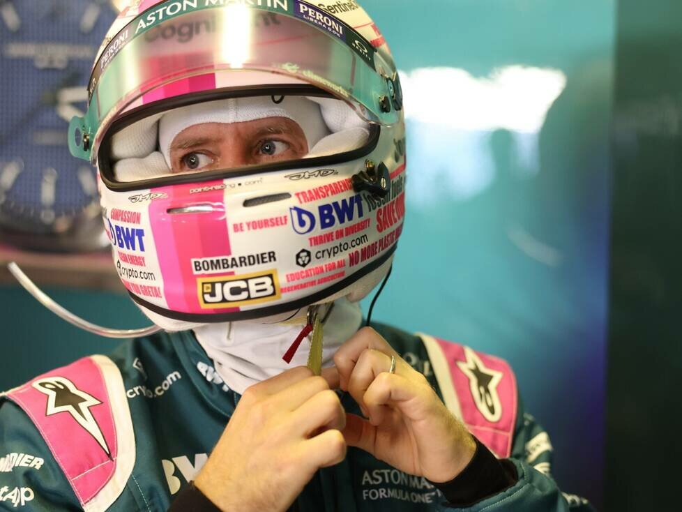 Sebastian Vettel mit Helm in der Box von Aston Martin beim Formel-1-Rennen in Abu Dhabi 2021