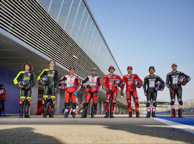 Gruppenfoto: Ducati-Fahrer für die MotoGP-Saison 2022: Marco Bezzecchi, Luca Marini, Jorge Martin, Johann Zarco, Francesco Bagnaia, Jack Miller, Enea Bastianini, Fabio Di Giannantonio