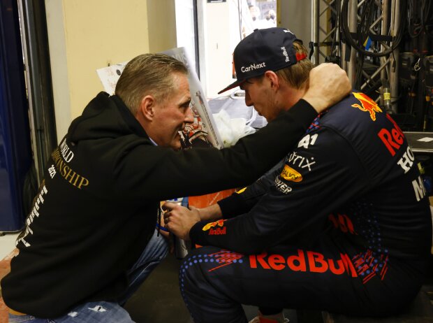 Nach dem irren Formel-1-Finale in Abu Dhabi 2021: Max Verstappen in einem persönlichen Moment mit seinem Vater Jos Nach dem irren Formel-1-Finale in Abu Dhabi 2021: Max Verstappen in einem persönlichen Moment mit seinem Vater Jos