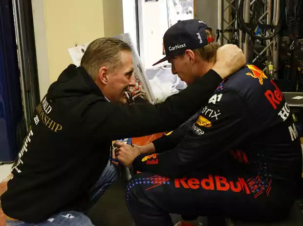 Nach dem irren Formel-1-Finale in Abu Dhabi 2021: Max Verstappen in einem persönlichen Moment mit seinem Vater Jos Titel-Bild zur News: Nach dem irren Formel-1-Finale in Abu Dhabi 2021: Max Verstappen in einem persönlichen Moment mit seinem Vater Jos