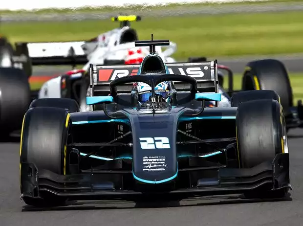 Jack Aitken im Formel-2-Auto von HWA beim Rennen in Silverstone 2021 Titel-Bild zur News: Jack Aitken im Formel-2-Auto von HWA beim Rennen in Silverstone 2021