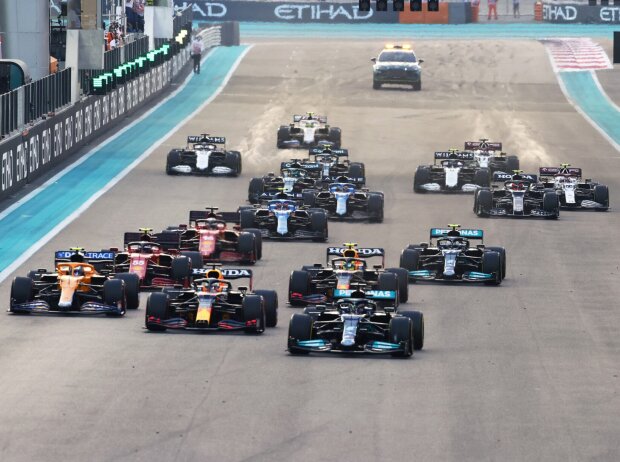 Titel-Bild zur News: Der Start zum Formel-1-Finale 2021 in Abu Dhabi mit Max Verstappen und Lewis Hamilton ganz vorne