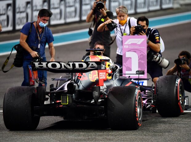 Titel-Bild zur News: Max Verstappen (Red Bull RB16B) parkt nach seinem WM-Gewinn in Abu Dhabi vor der 1