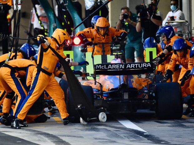 Lando Norris (McLaren MCL35M) beim Bixenstopp während des Formel-1-Rennens in Abu Dhabi 2021 Lando Norris (McLaren MCL35M) beim Bixenstopp während des Formel-1-Rennens in Abu Dhabi 2021