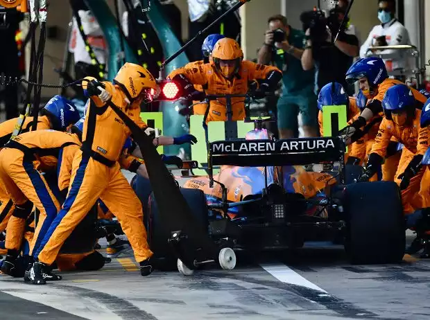 Lando Norris (McLaren MCL35M) beim Bixenstopp während des Formel-1-Rennens in Abu Dhabi 2021 Titel-Bild zur News: Lando Norris (McLaren MCL35M) beim Bixenstopp während des Formel-1-Rennens in Abu Dhabi 2021