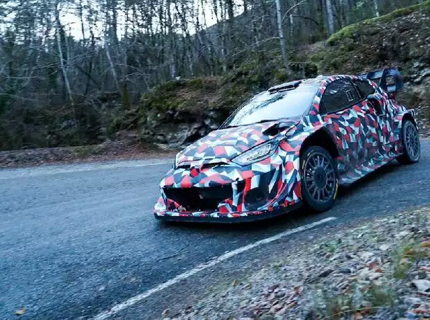 Sebastien Ogier im Rally1-Auto von Toyota für die WRC-Saison 2022 Titel-Bild zur News: Sebastien Ogier im Rally1-Auto von Toyota für die WRC-Saison 2022