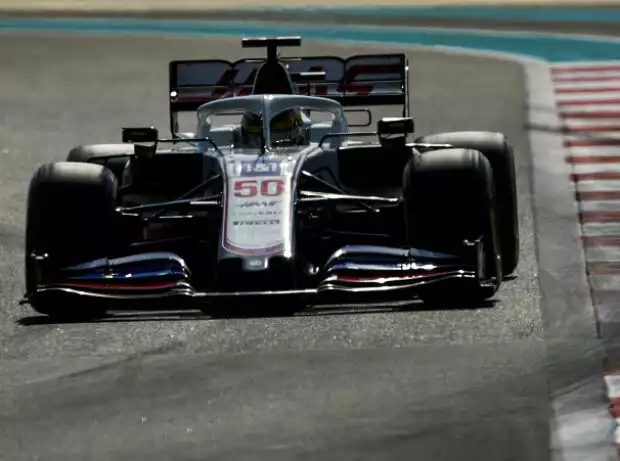 Robert Schwarzman (Haas) bei den Formel-1-Testfahrten in Abu Dhabi Titel-Bild zur News: Robert Schwarzman (Haas) bei den Formel-1-Testfahrten in Abu Dhabi