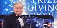 FIA-Präsident Jean Todt erhält als Abschiedsgeschenk die Helme aller Formel-1-Fahrer