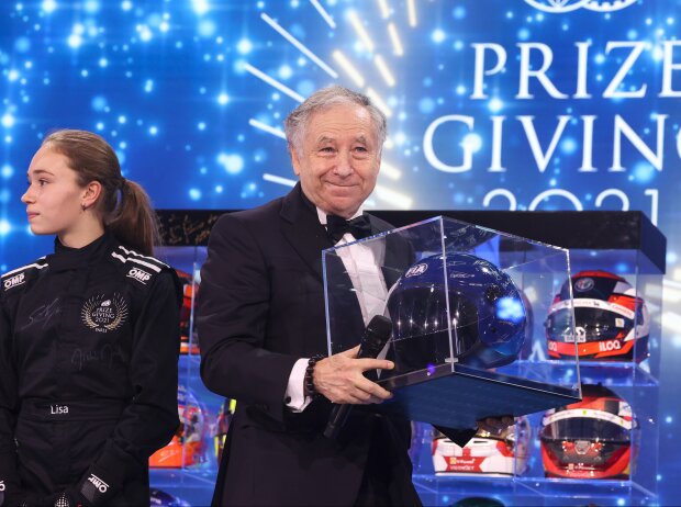Titel-Bild zur News: FIA-Präsident Jean Todt erhält als Abschiedsgeschenk die Helme aller Formel-1-Fahrer