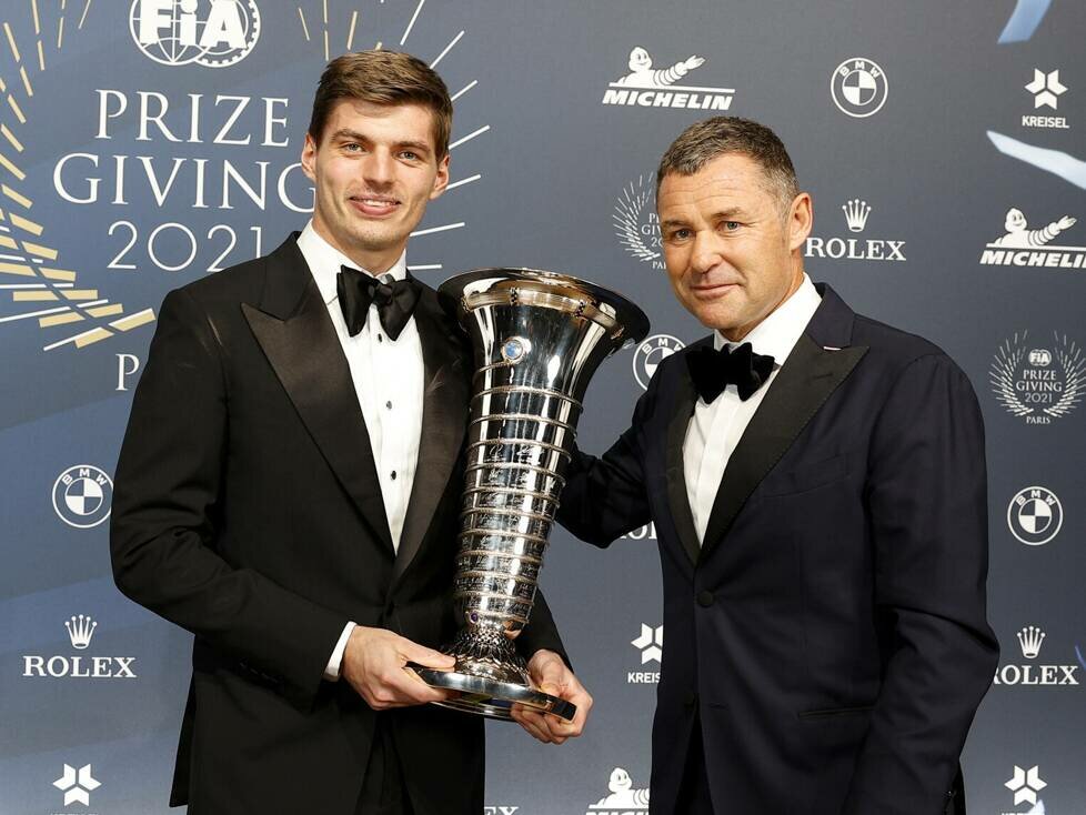 Formel-1-Weltmeister 2021 Max Verstappen nach der Pokalübergabe bei der FIA-Gala in Paris