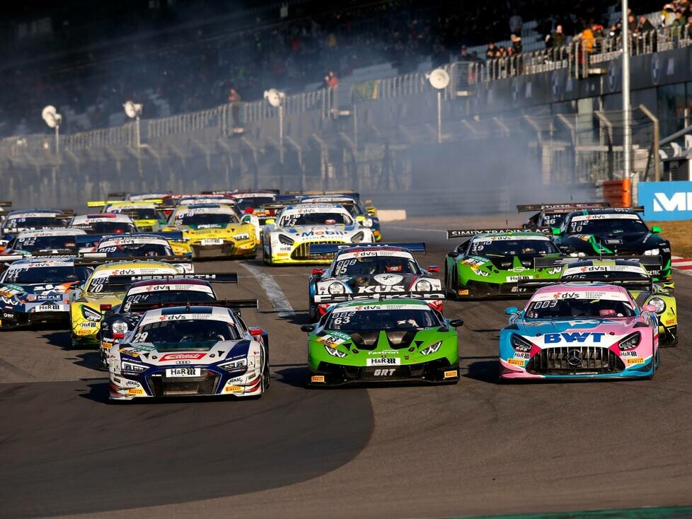 Das ADAC GT Masters bringt für 2022 30 gemeldete Fahrzeuge auf