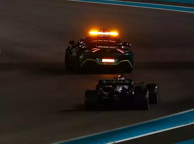 Lewis Hamilton hinter de Safety-Car: Wäre ein Rennabbruch besser gewesen? Titel-Bild zur News: Lewis Hamilton hinter de Safety-Car: Wäre ein Rennabbruch besser gewesen?