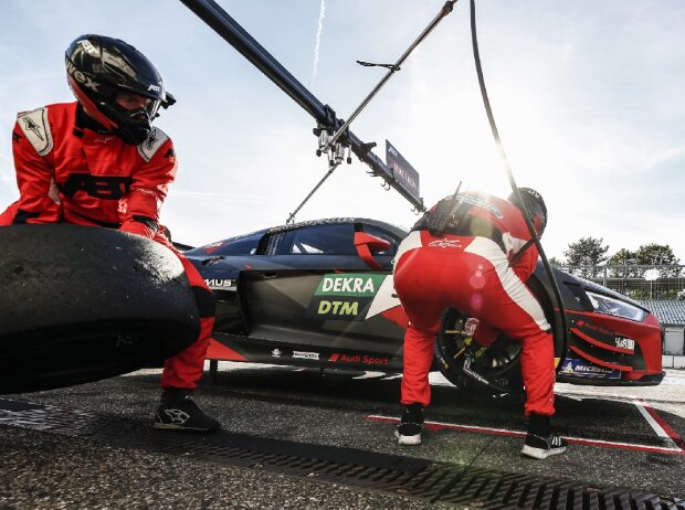 Abt-Audi-Pilot Mike Rockenfeller beim Boxenstopp in der DTM Abt-Audi-Pilot Mike Rockenfeller beim Boxenstopp in der DTM
