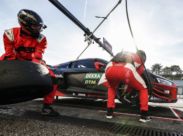 Titel-Bild zur News: Abt-Audi-Pilot Mike Rockenfeller beim Boxenstopp in der DTM