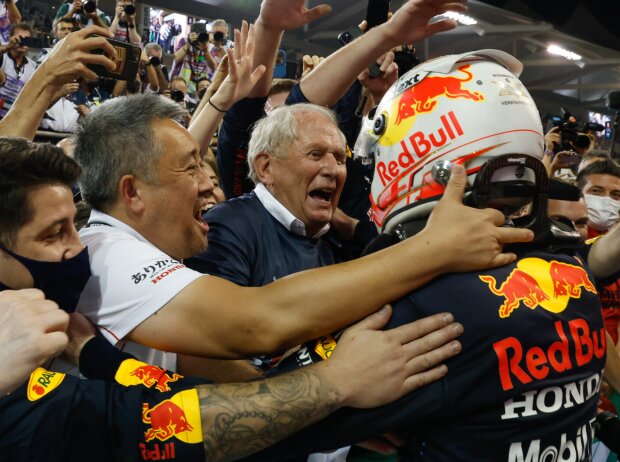 Titel-Bild zur News: Max Verstappen feiert seinen WM-Titel mit Red Bulls Helmut Marko