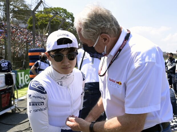 Titel-Bild zur News: Yuki Tsunoda (AlphaTauri) spricht mit Red Bulls Helmut Marko vor dem Formel-1-Rennen in Brasilien 2021