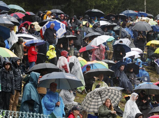 Titel-Bild zur News: Fans im Regen von Spa 2021