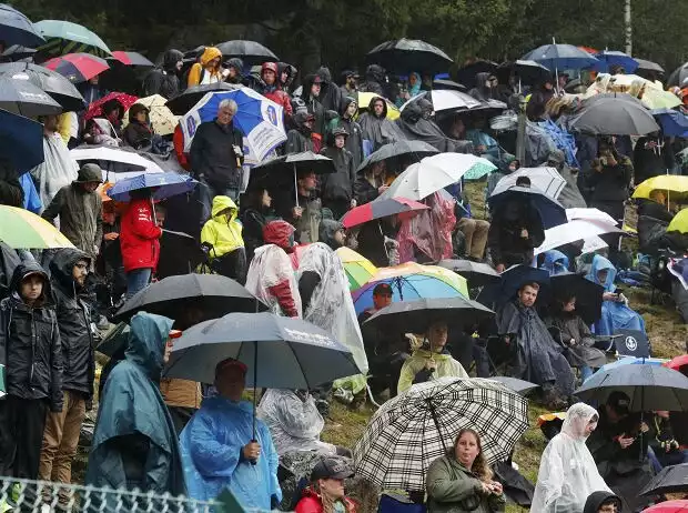 Fans im Regen von Spa 2021 Titel-Bild zur News: Fans im Regen von Spa 2021