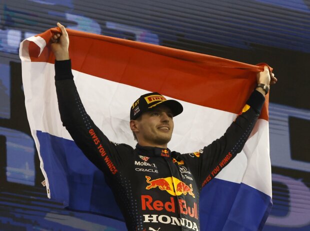 Titel-Bild zur News: Max Verstappen feiert auf dem Podium nach dem Formel-1-Finale 2021 in Abu Dhabi mit der Flagge der Niederlande den Gewinn der Weltmeisterschaft