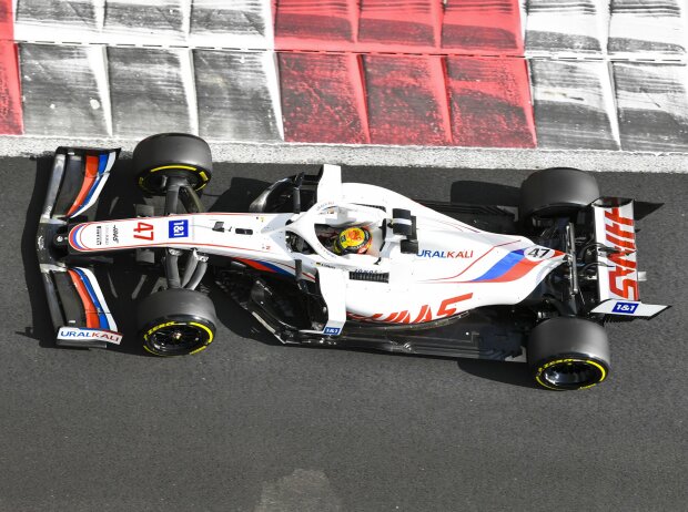 Mick Schumacher im Haas VF-21 der Formel-1-Saison 2021 beim Test in Abu Dhabi Mick Schumacher im Haas VF-21 der Formel-1-Saison 2021 beim Test in Abu Dhabi