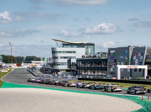 Der Start des DTM-Rennens auf dem TT Circuit in Assen im Jahr 2021