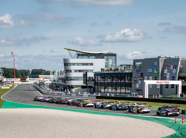 Der Start des DTM-Rennens auf dem TT Circuit in Assen im Jahr 2021 Der Start des DTM-Rennens auf dem TT Circuit in Assen im Jahr 2021
