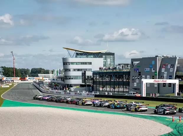 Der Start des DTM-Rennens auf dem TT Circuit in Assen im Jahr 2021 Titel-Bild zur News: Der Start des DTM-Rennens auf dem TT Circuit in Assen im Jahr 2021