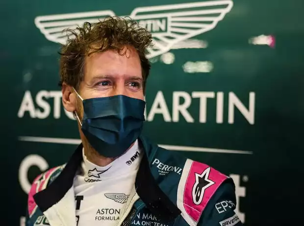 Sebastian Vettel in der Box von Aston Martin in der Formel-1-Saison 2021 Titel-Bild zur News: Sebastian Vettel in der Box von Aston Martin in der Formel-1-Saison 2021