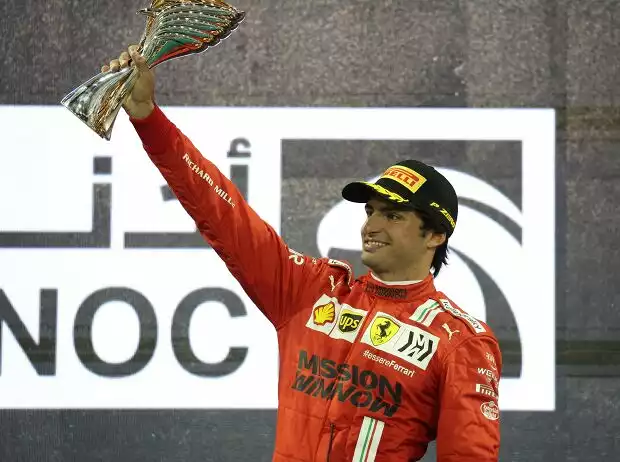 Carlos Sainz feiert Platz drei für Ferrari beim Formel-1-Rennen in Abu Dhabi Titel-Bild zur News: Carlos Sainz feiert Platz drei für Ferrari beim Formel-1-Rennen in Abu Dhabi