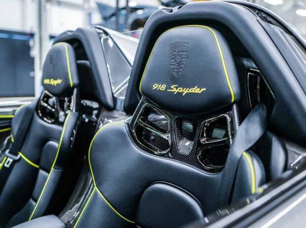 Porsche 918 Spyder (2015) Porsche 918 Spyder (2015)