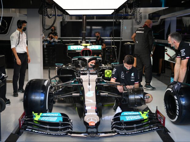 Mercedes-Mechaniker arbeiten am Auto von Valtteri Bottas Mercedes-Mechaniker arbeiten am Auto von Valtteri Bottas