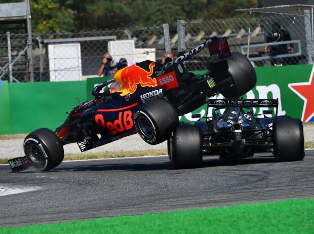 Titel-Bild zur News: Max Verstappen (Red Bull RB16B) und Lewis Hamilton (Mercedes W12) kollidieren beim Formel-1-Rennen in Monza 2021