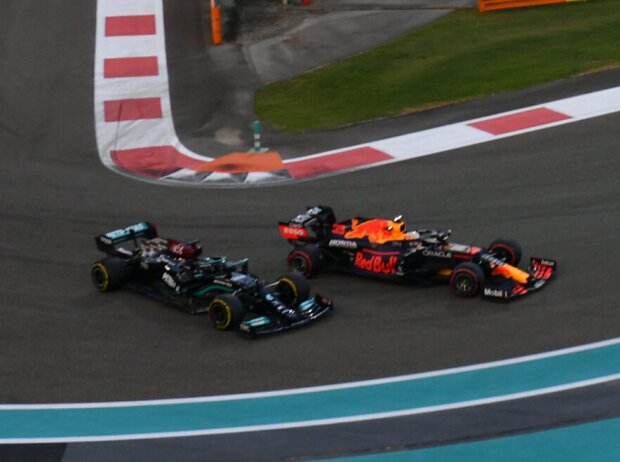 Titel-Bild zur News: Max Verstappen (Red Bull RB16B) kämpft mit Lewis Hamilton (Mercedes W12) beim Formel-1-Rennen in Abu Dhabi 2021
